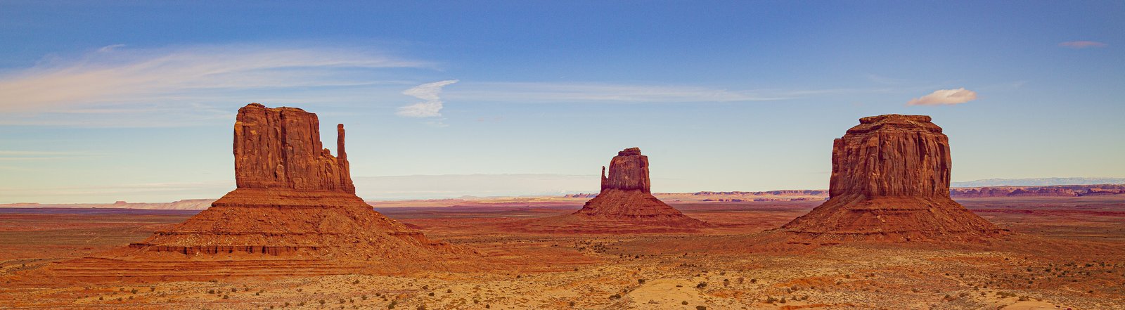 Monument Valley panoramic with the Mittens